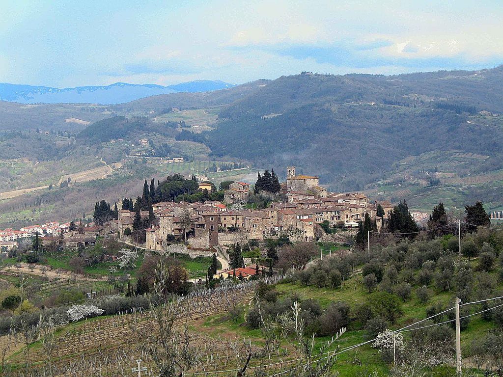 Jeżeli marzysz o wakacyjnej podróży, w czasie której poznasz piękne miejsca owiane historią to rewelacyjnym wyborem będzie Chianti. Jest to region położony w samym centrum Toskanii, skąd łatwo dostaniesz się do większości średniowiecznych miast, wiosek i zamków.